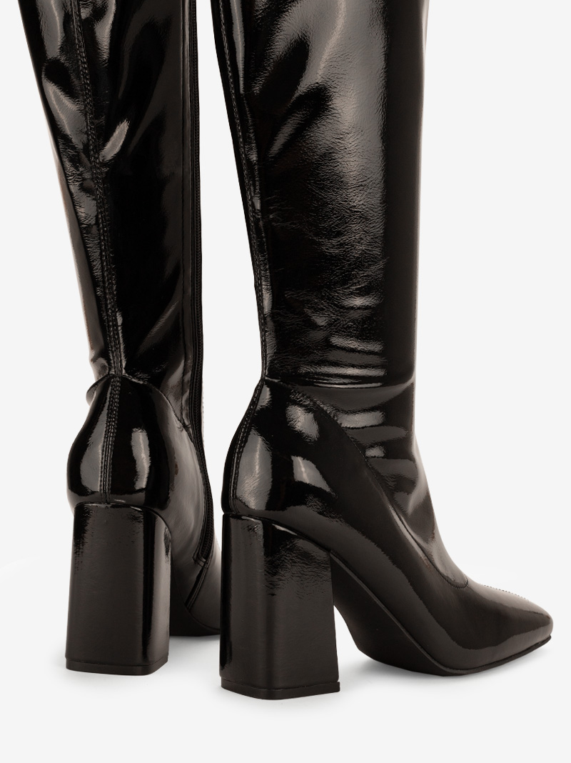 BOTA ALTA DE TAC O EM MATERIAL VERNIZ STRETCH COM FORMA QUADRADA