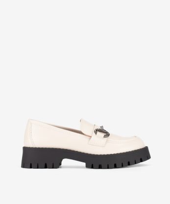 SAPATO LOAFER POLIDO ESTILO MOCASSIN COM APLICAÇÃO METÁLICA EM SOLA DE RASTO