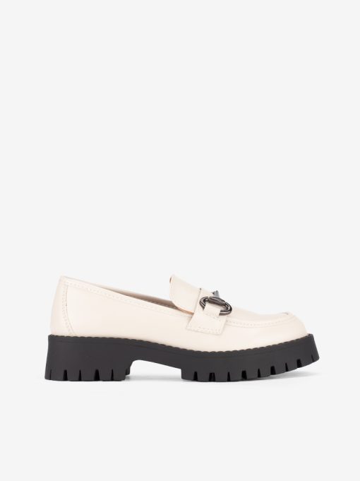 SAPATO LOAFER POLIDO ESTILO MOCASSIN COM APLICAÇÃO METÁLICA EM SOLA DE RASTO