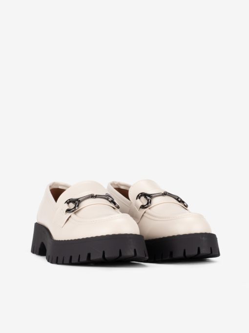SAPATO LOAFER POLIDO ESTILO MOCASSIN COM APLICAÇÃO METÁLICA EM SOLA DE RASTO - Image 2