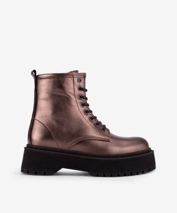 BOTA ESTILO MILITAR EM PELE METALIZADA COM SOLA CHUNKY PLATAFORMA