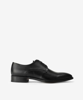 SAPATO DERBY CLÁSSICO TOSCANINI EM PELE COM PERFURADO DE ATACADOR COM CAP TOE E SOLA EM COURO