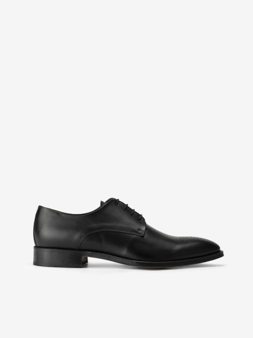 SAPATO DERBY CLÁSSICO TOSCANINI EM PELE COM PERFURADO DE ATACADOR COM CAP TOE E SOLA EM COURO