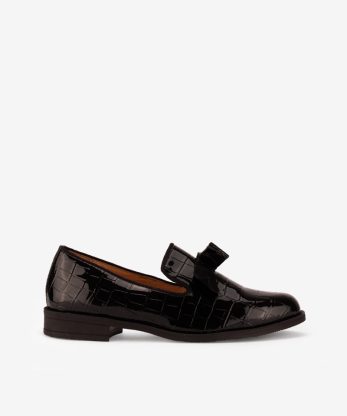 SAPATO SLIP ON EM VERNIZ ESTAMPADO COM LAÇO