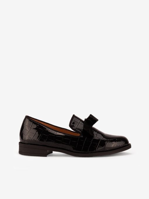 SAPATO SLIP ON EM VERNIZ ESTAMPADO COM LAÇO