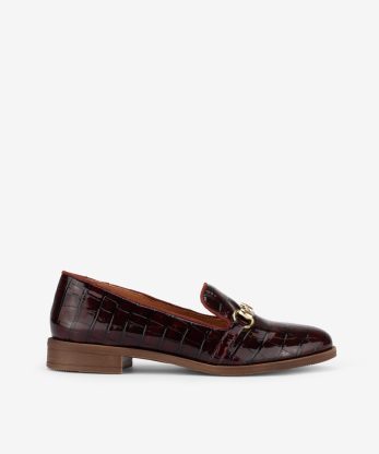 SAPATO LOAFER EM VERNIZ ESTAMPADO CROCO COM APLICAÇÃO