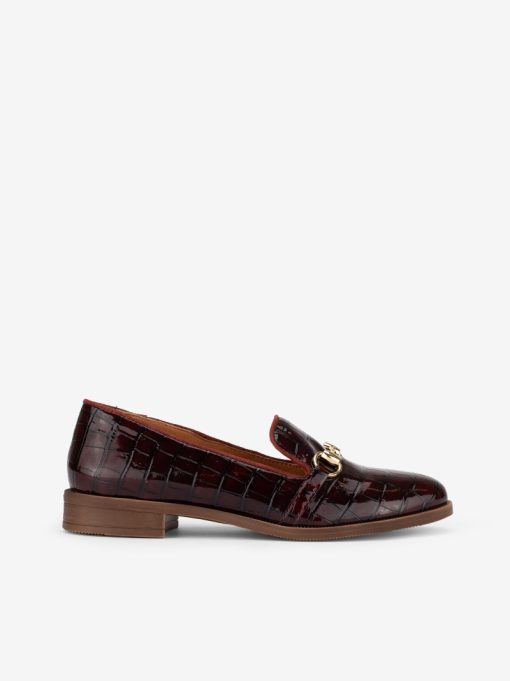 SAPATO LOAFER EM VERNIZ ESTAMPADO CROCO COM APLICAÇÃO