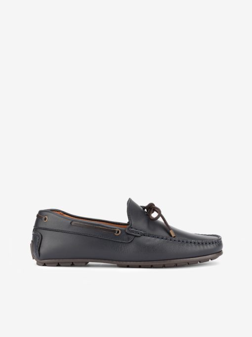 SAPATO MOCASSIN EM PELE COM COSTURA MANUAL E ATACADOR EM COURO