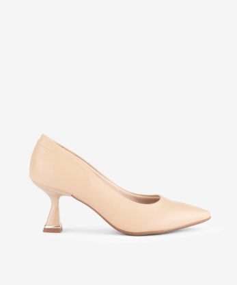 SAPATO PUMP ESTILO CLÁSSICO EM FORMA PONTIAGUDA COM DETALHE METÁLICO NO SALTO