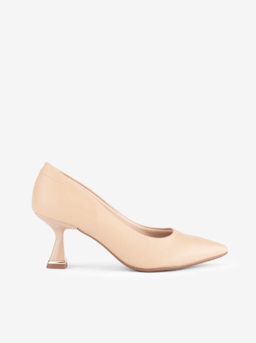 SAPATO PUMP ESTILO CLÁSSICO EM FORMA PONTIAGUDA COM DETALHE METÁLICO NO SALTO