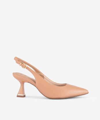 SAPATO PUMP SLING BACK EM FORMA PONTIAGUDA COM DETALHE METÁLICO NO SALTO