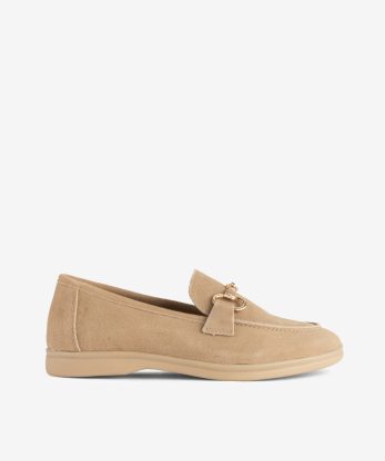SAPATO LOAFER ESTILO MOCASSIN EM CROUTE CAMURÇA COM APLICAÇÃO METÁLICA