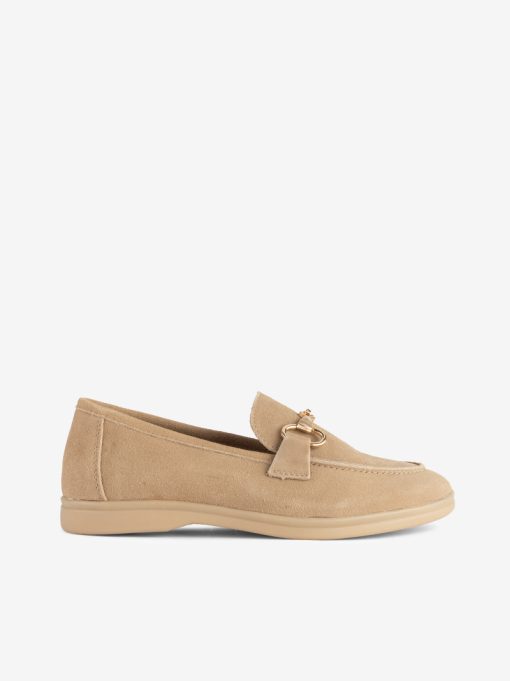 SAPATO LOAFER ESTILO MOCASSIN EM CROUTE CAMURÇA COM APLICAÇÃO METÁLICA