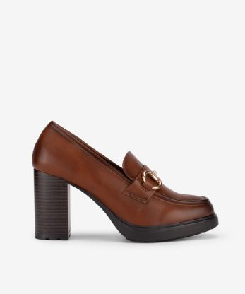 SAPATO LOAFER DE TACÃO ESTILO MOCASSIN COM APLICAÇÃO METÁLICA