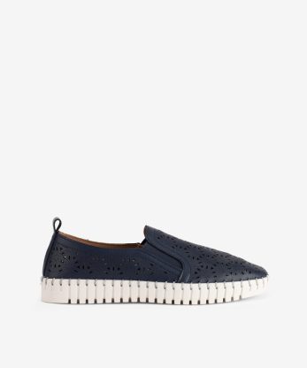 SAPATO SLIP ON DE ELÁSTICO EM PELE PERFURADA COM SOLA FLEX