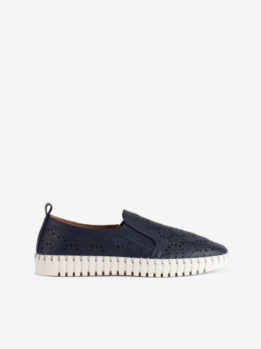 SAPATO SLIP ON DE ELÁSTICO EM PELE PERFURADA COM SOLA FLEX