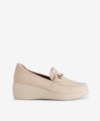 SAPATO LOAFER ESTILO MOCASSIN COM APLICAÇÃO EM SOLA DE CUNHA CONFORTO - BEGE, 37