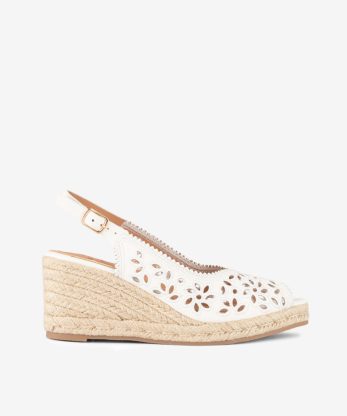 SANDÁLIA SLING BACK EM CUNHA DE CORDA ESTILO VALENCIANA PERFURADA COM DETALHES BORDADOS