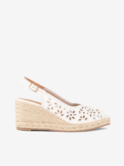 SANDÁLIA SLING BACK EM CUNHA DE CORDA ESTILO VALENCIANA PERFURADA COM DETALHES BORDADOS