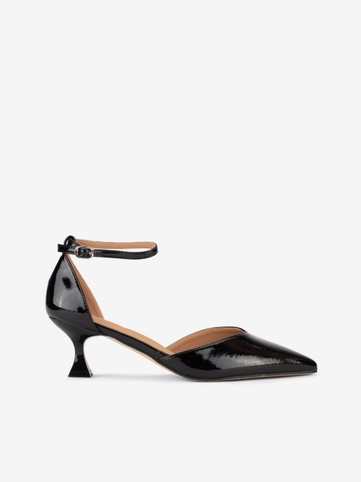 SAPATO PUMP ABERTO LATERAL EM VERNIZ COM FIVELA NO TORNOZELO - Image 3
