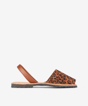 SANDÁLIA RASA ESTILO MENORQUINA EM PELE ANIMAL PRINT LEOPARDO