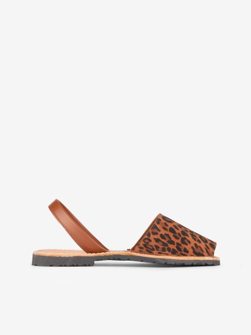 SANDÁLIA RASA ESTILO MENORQUINA EM PELE ANIMAL PRINT LEOPARDO
