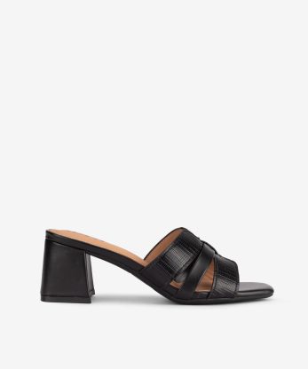 SANDÁLIA MULE DE TACÃO COMBINADA COM ESTAMPADO EM PEÇAS SOBREPOSTAS DE FORMA QUADRADA