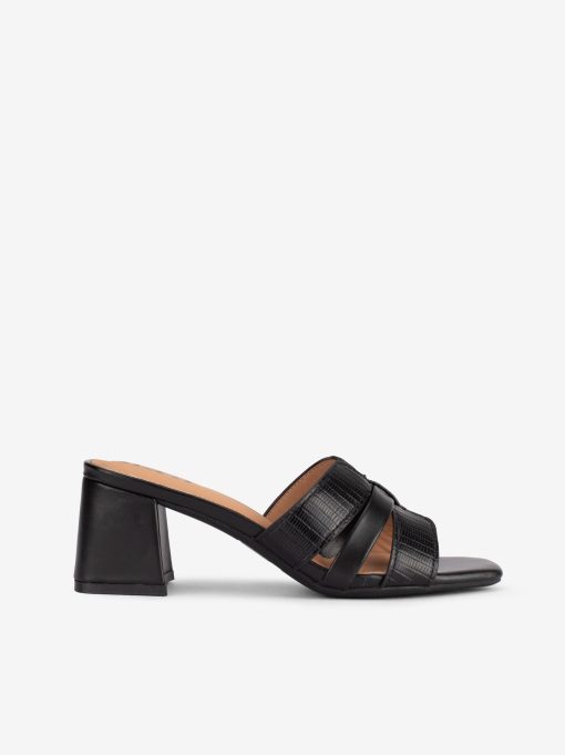 SANDÁLIA MULE DE TACÃO COMBINADA COM ESTAMPADO EM PEÇAS SOBREPOSTAS DE FORMA QUADRADA