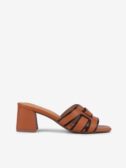 SANDÁLIA MULE DE TACÃO COM PEÇAS SOBREPOSTAS DE FORMA QUADRADA