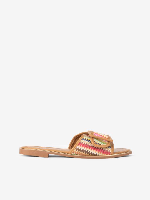 SANDÁLIA RASA EM RÁFIA MULTICOLOR COM DETALHE METÁLICO NA SOLA