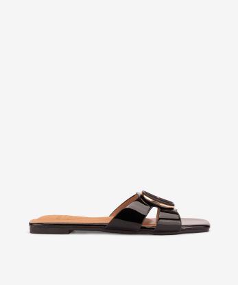 SANDÁLIA MULE EM VERNIZ DE TACÃO RASO COM APLICAÇÃO METÁLICA - PRETO, 40