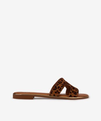 SANDÁLIA ESTAMPADA LEOPARDO COM DETALHE METÁLICO
