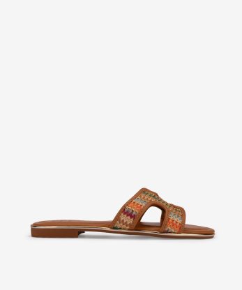 SANDÁLIA EM RÁFIA MULTICOLOR COM DETALHE METÁLICO