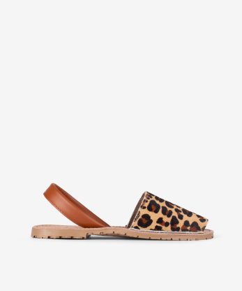 SANDÁLIA RASA EM PELE ESTAMPADA LEOPARDO