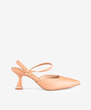 SAPATO PUMP SLING BACK EM FORMA PONTIAGUDA COM DETALHE METÁLICO NO SALTO