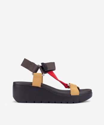 SANDÁLIA ASSIMÉTRICA MULTICOLOR COM FITAS DE VELCRO EM SOLA DE CUNHA
