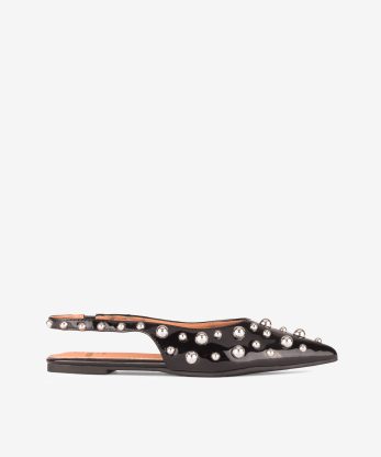 SAPATO RASO SLING BACK COM APLICAÇÕES DE TACHAS METÁLICAS