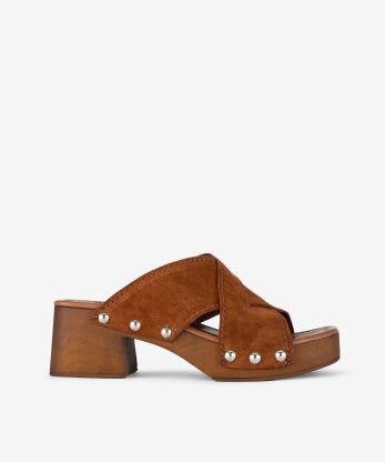 SANDÁLIA MULE EM CROUTE CAMURÇA COM TACHAS DE FIVELA EM SOLA DE TACÃO E PLATAFORMA IMITAÇÃO DE MADEIRA