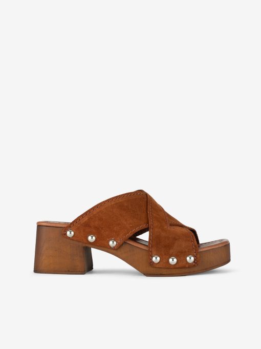 SANDÁLIA MULE EM CROUTE CAMURÇA COM TACHAS DE FIVELA EM SOLA DE TACÃO E PLATAFORMA IMITAÇÃO DE MADEIRA