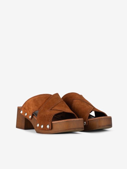 SANDÁLIA MULE EM CROUTE CAMURÇA COM TACHAS DE FIVELA EM SOLA DE TACÃO E PLATAFORMA IMITAÇÃO DE MADEIRA - Image 2
