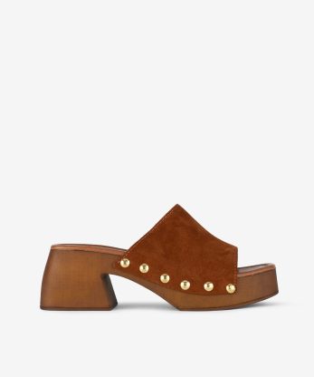 SANDÁLIA MULE EM CROUTE CAMURÇA COM TACHAS DE FIVELA EM SOLA DE TACÃO E PLATAFORMA IMITAÇÃO DE MADEIRA