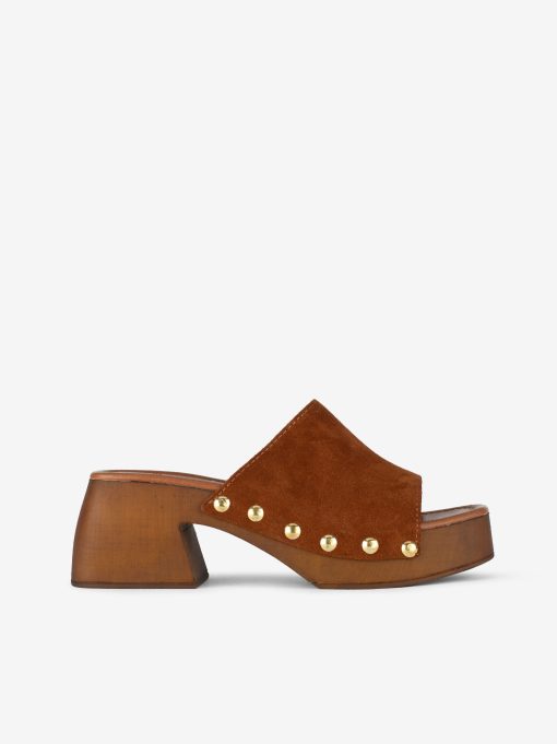 SANDÁLIA MULE EM CROUTE CAMURÇA COM TACHAS DE FIVELA EM SOLA DE TACÃO E PLATAFORMA IMITAÇÃO DE MADEIRA