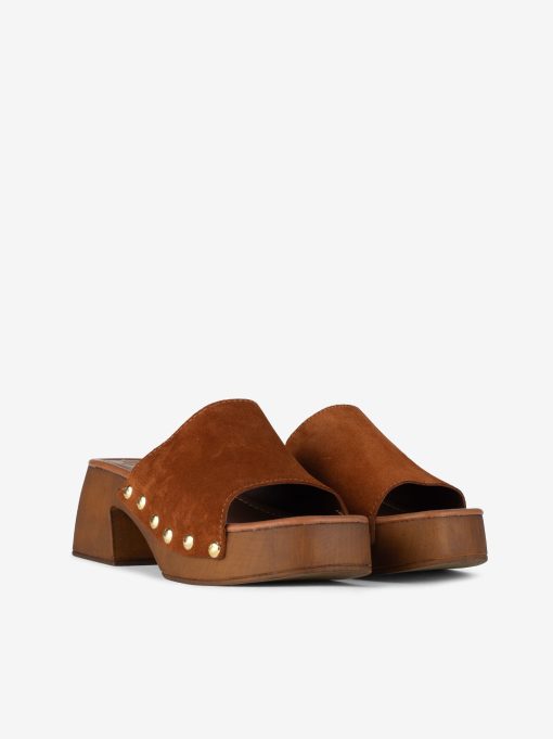 SANDÁLIA MULE EM CROUTE CAMURÇA COM TACHAS DE FIVELA EM SOLA DE TACÃO E PLATAFORMA IMITAÇÃO DE MADEIRA - Image 2