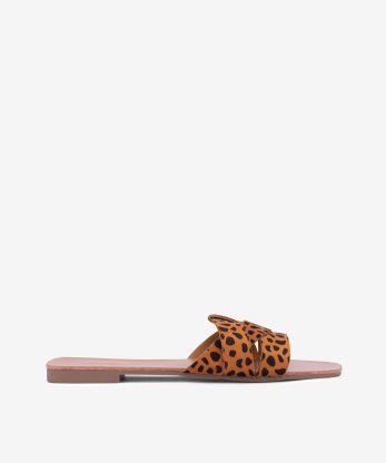 SANDÁLIA COM PEÇAS SOBREPOSTAS ESTAMPADAS LEOPARDO EM FORMA QUADRADA