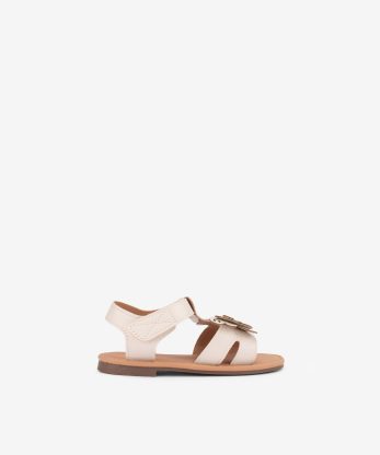 SANDÁLIA RASA DE VELCRO COM DETALHE