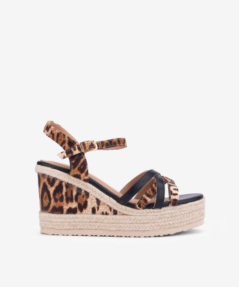 SANDÁLIA EM CUNHA DE CORDA COMBINADA COM ESTAMPADO LEOPARDO