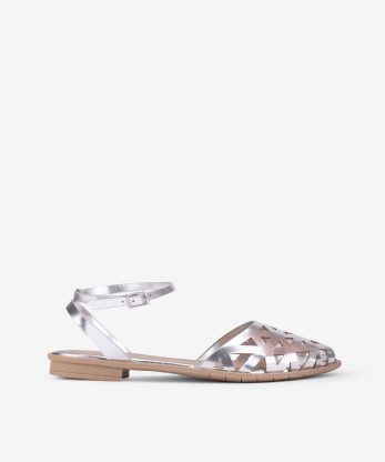 SANDÁLIA FECHADA SLING BACK COM DETALHES PERFURADOS