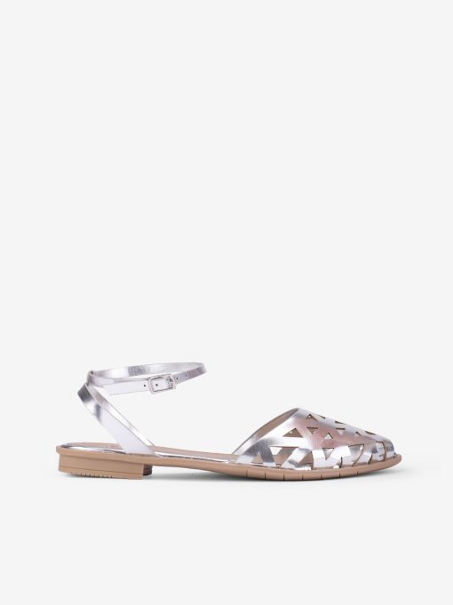 SANDÁLIA FECHADA SLING BACK COM DETALHES PERFURADOS