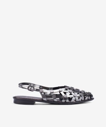 SANDÁLIA FECHADA SLING BACK COM DETALHES PERFURADOS COM TACHAS METÁLICAS