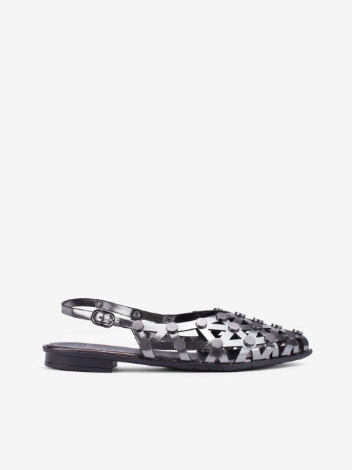 SANDÁLIA FECHADA SLING BACK COM DETALHES PERFURADOS COM TACHAS METÁLICAS